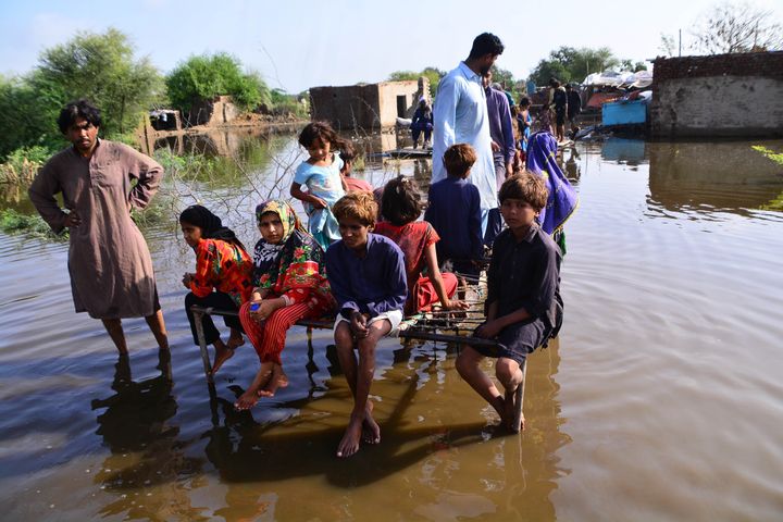 パキスタン南部のシンド州で8月29日、洪水のなか避難する人々