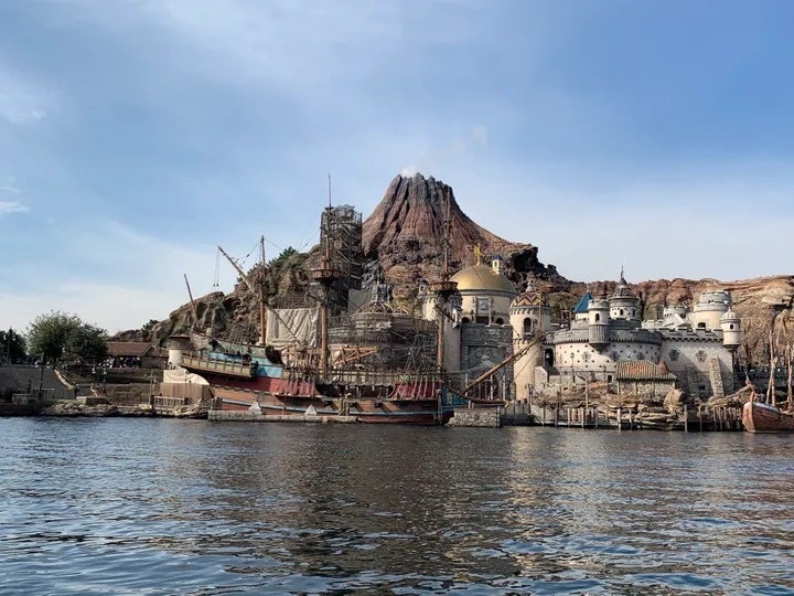 東京ディズニーシーの園内にそびえ立つ「プロメテウス火山」