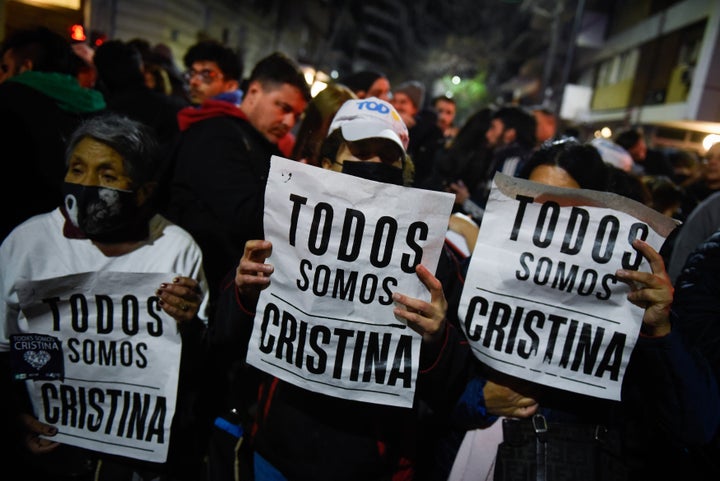 Partidarios de Cristina Fernández, reunidos anoche ante su casa, en Buenos Aires.