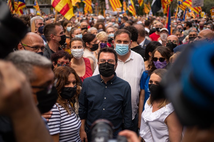 El presidente de la Generalitat, Pere Aragonès, y el líder de ERC, Oriol Junqueras, en la manifestación de la Diada organizada por la ANC en 2021.