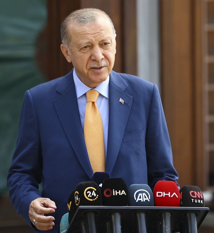 Ο Τούρκος Πρόεδρος Ρετζέπ Ταγίπ Ερντογάν μιλά στους δημοσιογράφους μετά την προσευχή της Παρασκευής στο Τζαμί Kerem Aydinlar στην Κωνσταντινούπολη, Τουρκία στις 2 Σεπτεμβρίου 2022. (Photo by Serhat Cagdas/Anadolu Agency via Getty Images)