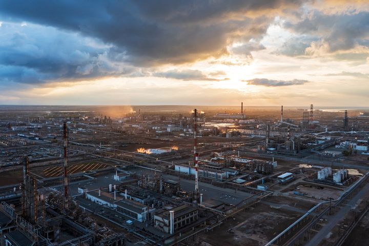 To διυλιστήριο πετρελαίου της εταιρείας Lukoil στο Βόλγκογκραντ της Ρωσίας στις 22 Απριλίου 2022.