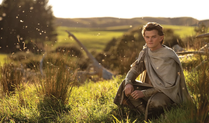 Robert Aramayo como Elrond en 'Los anillos del poder'.