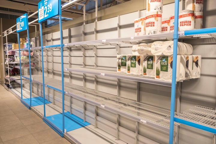 Crisis del papel higiénico en un supermercado holandés al comienzo de la pandemia, en marzo de 2020.