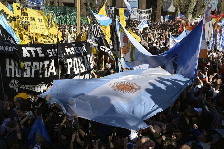 Miles y miles de personas, en apoyo de Cristina Fernández en Buenos Aires