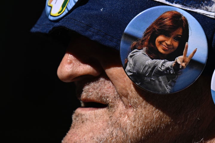 Un seguidor de Fernández, con una chapa de ella sobre su cabeza