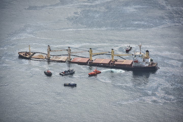 El barco semihundido en Gibraltar.