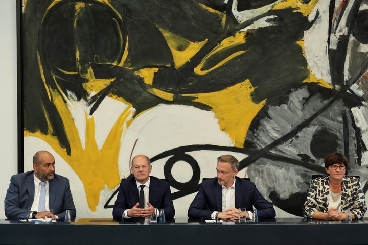 German Chancellor Olaf Scholz, co-leader of Germany's Social Democratic (SPD) party Saskia Esken, co-leader of Germany's Green party Omid Nouripour and Germany's Free Democratic Party (FDP) leader and Finance Minister Christian Lindner address the media after a coalition committee of SPD, Greens and FDP parties about new package of relief measures to counter rising energy prices at the Chancellary in Berlin, Germany September 4, 2022. REUTERS/Christian Mang