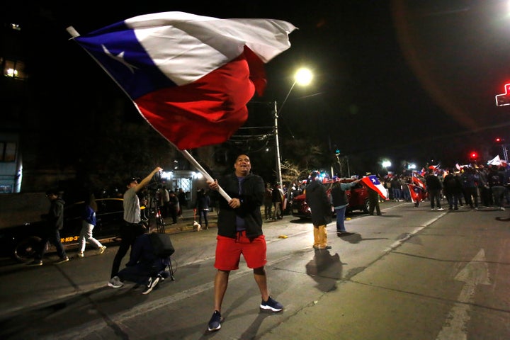 Un chileno celebra el resultado del plebiscito en Chile