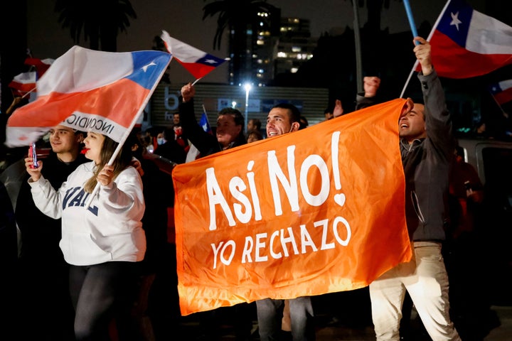 Manifestantes en las calles de Santiago, celebrando la victoria de "rechazo" en la consulta constitucional.