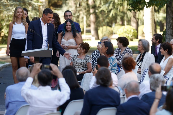 El presidente del Gobierno, Pedro Sánchez, abre el curso político desde el Palacio de la Moncloa, donde atiende las peticiones e inquietudes de un grupo de ciudadanos escogidos entre los 250.000 españoles que le han dirigido quejas, preguntas o sugerencias desde que ocupa la jefatura del Ejecutivo, en un acto público de formato innovador.