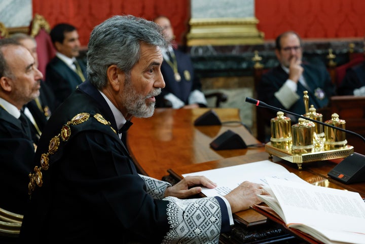 El presidente del Tribunal Supremo y del Consejo General del Poder Judicial, Carlos Lesmes durante la toma de posesión del nuevo fiscal general del Estado, Álvaro García Ortiz.
