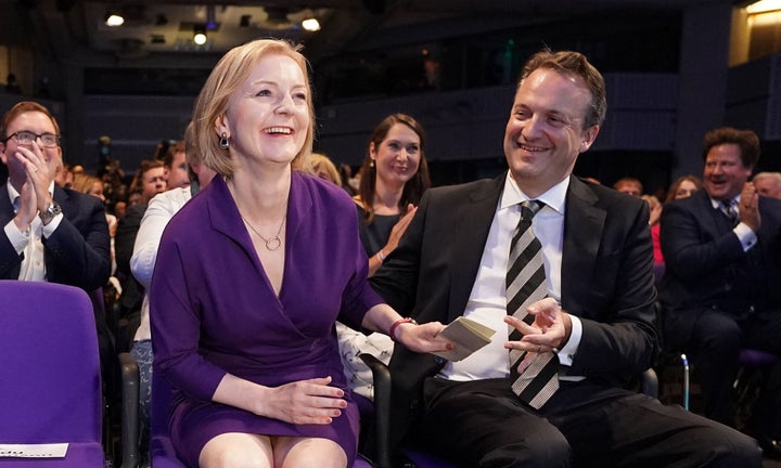 Liz Truss recibe la felicitación de su esposo Hugh O'Leary, tras conocer los resultados de las primarias.