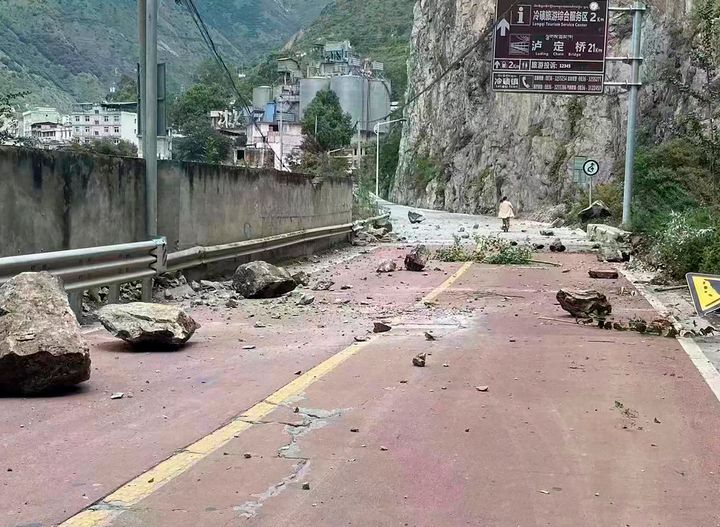 Σε αυτήν τη φωτογραφία που παρέχεται από το κινεζικό πρακτορείο ειδήσεων Xinhua, φαίνονται πεσμένοι βράχοι σε έναν δρόμο κοντά στην πόλη Lengqi στην κομητεία Luding της επαρχίας Sichuan της νοτιοδυτικής Κίνας τη Δευτέρα, 5 Σεπτεμβρίου 2022. Ένας ισχυρός σεισμός σκότωσε πολλούς ανθρώπους, προκάλεσε κατολισθήσεις και ταρακούνησε τους κατοίκους στην πόλη υπό lockdown στη νοτιοδυτική Κίνα, όπως μετέδωσαν τα κρατικά μέσα ενημέρωσης. (Xinhua via AP)