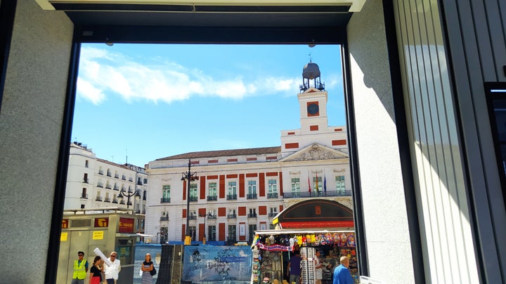 Imagen desde el interior de una tienda a la Puerta del Sol de Madrid.