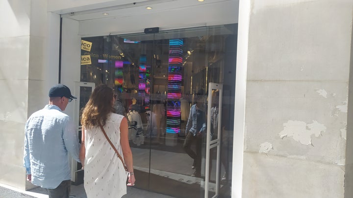 Entrada a una tienda en el centro de Madrid con las puertas automáticas reglamentarias.