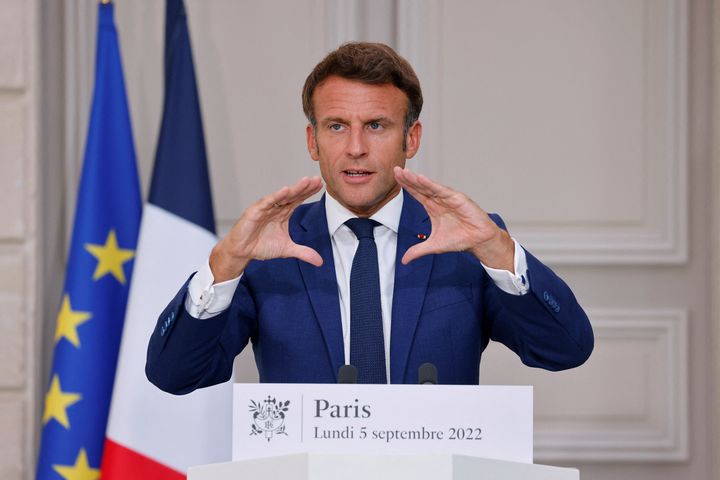 Ο Πρόεδρος της Γαλλίας Εμανουέλ Μακρόν απευθύνεται στα μέσα ενημέρωσης μετά από διάσκεψη με τον καγκελάριο της Γερμανίας Όλαφ Σολτς για την ενεργειακή κρίση μέσω σύνδεσης βίντεο, στο Μέγαρο των Ηλυσίων στο Παρίσι, Γαλλία, 5 Σεπτεμβρίου 2022.