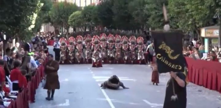 El caimán viral del desfile de Moros y Cristianos de Villena