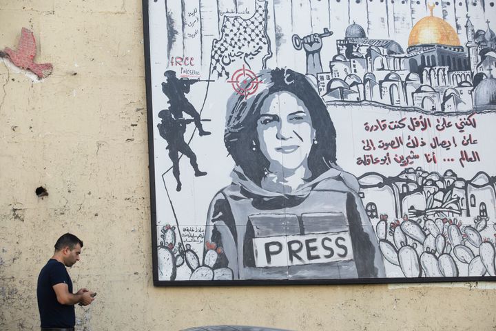 Grafiti pintado en la ciudad de Umm Al-Fahm con la periodista Shireen Abu Akleh