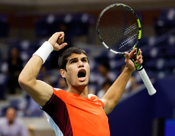 Carlos Alcaraz, celebrando el triunfo ante Cilic.