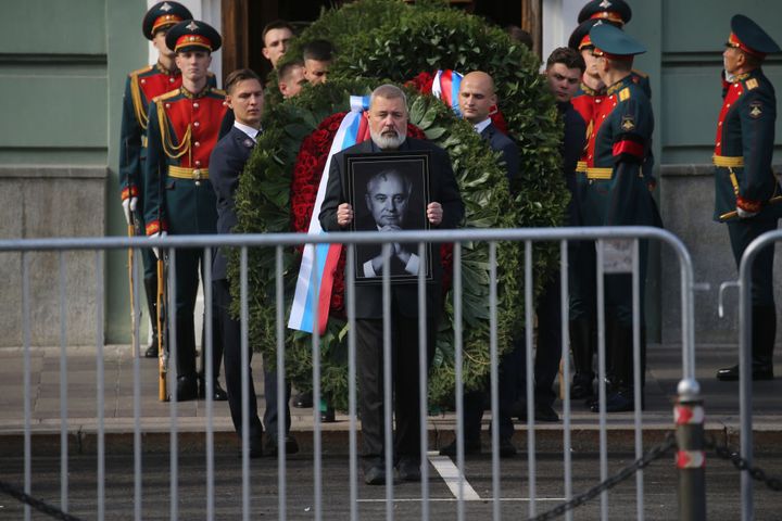 El director del periódico censurado y Premio Nobel de la Paz de 2021, Dmitri Muratov, sostiene una foto de Gorbachov durante el funeral del que fue el último líder soviético.
