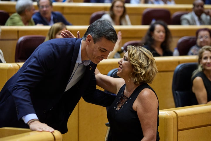 Pedro Sánchez y Susana Díaz se saludan este martes en el Senado.