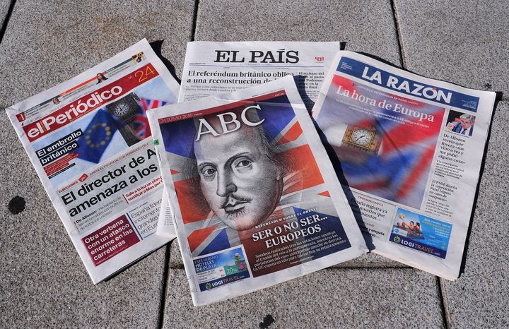 Varios ejemplares en papel de los periódicos 'El País', 'La Razón', 'El Periódico' y 'ABC'.