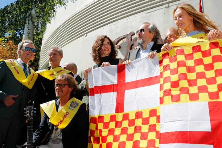 Isabel Díaz Ayuso posa junto a los nuevos "embajadores" de Tabarnia en Madrid, durante un acto celebrado esta martes en la capital.