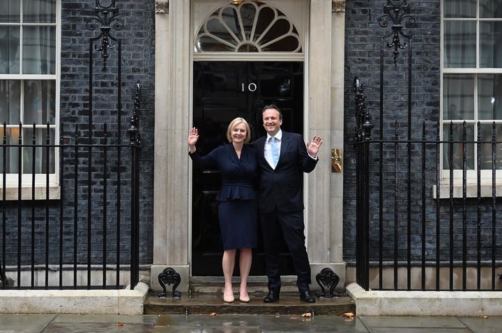 Liz Truss, con su marido, Hugh O'Leary, al llegar a su nueva residencia en Downing Street, Londres. 
