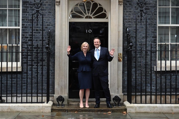 Liz Truss, con su marido, Hugh O'Leary, al llegar a su nueva residencia en Downing Street, Londres.
