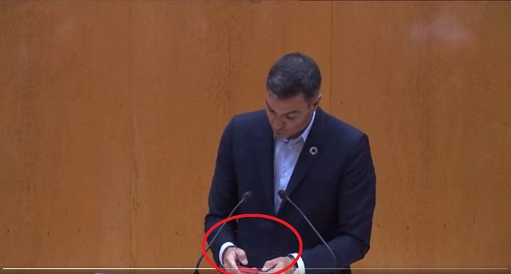 Pedro Sánchez, con su móvil en la tribuna.