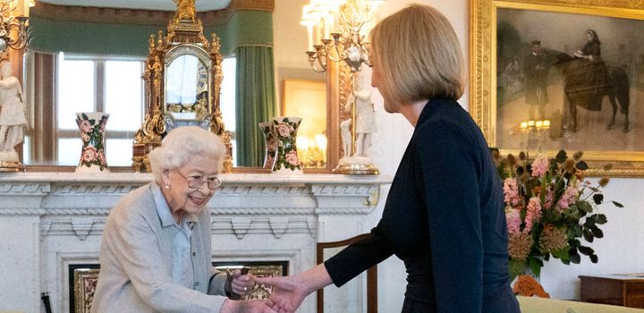 El saludo entre Isabel II y Liz Truss.