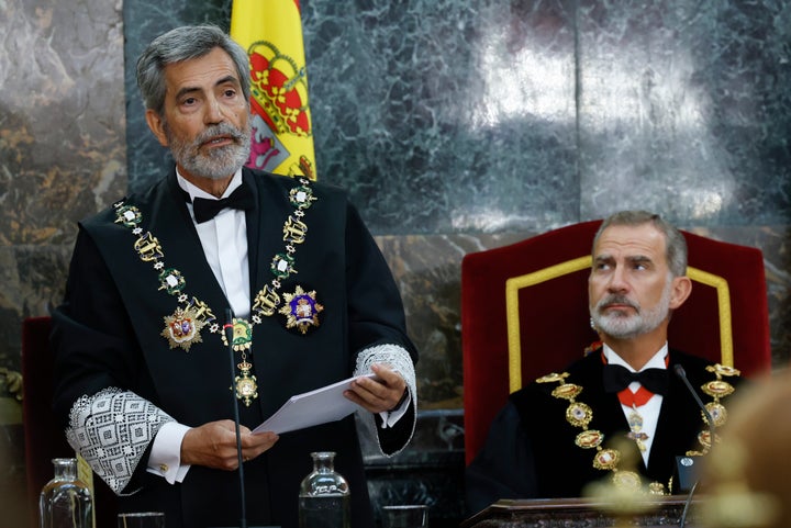 El presidente del Tribunal Supremo, Carlos Lesmes (i), ante el rey Felipe,.