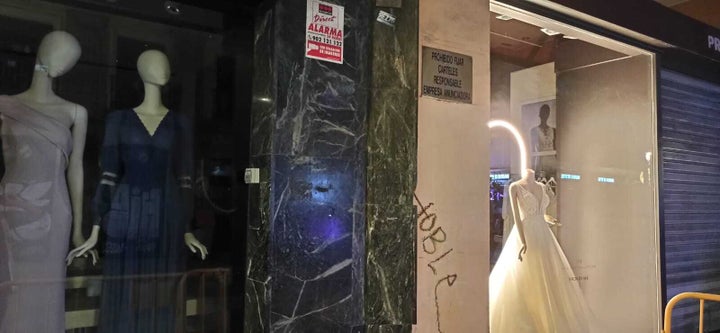 La tienda que cumple (izquierda) y la que hace la trampa (derecha).