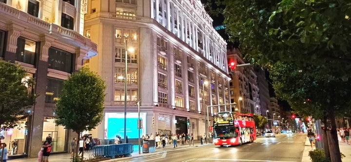 Calle Gran Vía, pasadas las diez de la noche.