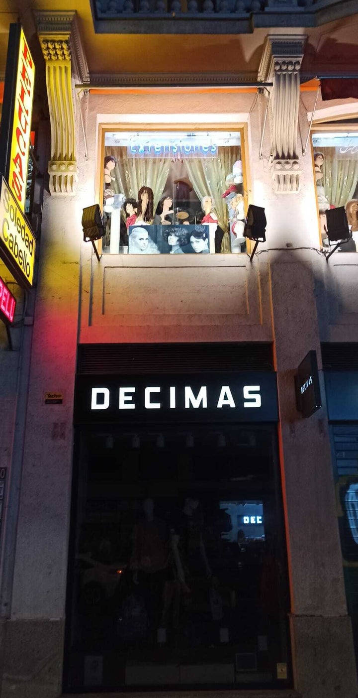 La que cumple (abajo) y la que no (arriba).