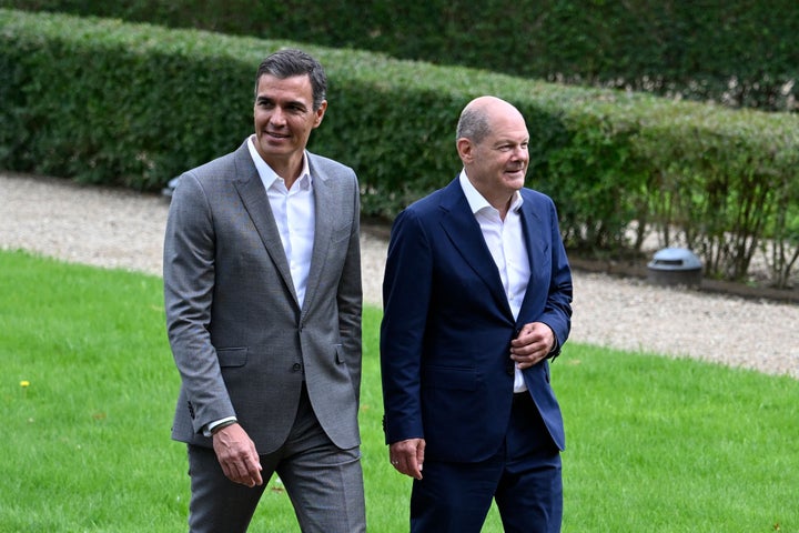 El canciller alemán, Olaf Scholz, y el presidente del Gobierno, Pedro Sánchez, pasean durante un encuentro en Alemania.