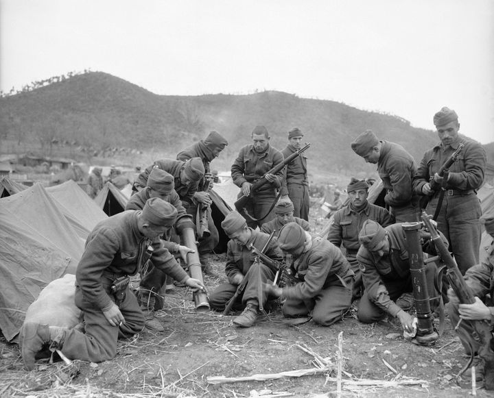 28 Νοεμβρίου 1950 Τούρκοι στρατιώτες στη Νότια Κορέα καθαρίζουν τα όπλα τους πιστεύοντας ότι δεν θα μείνουν για πολύ εκεί. 