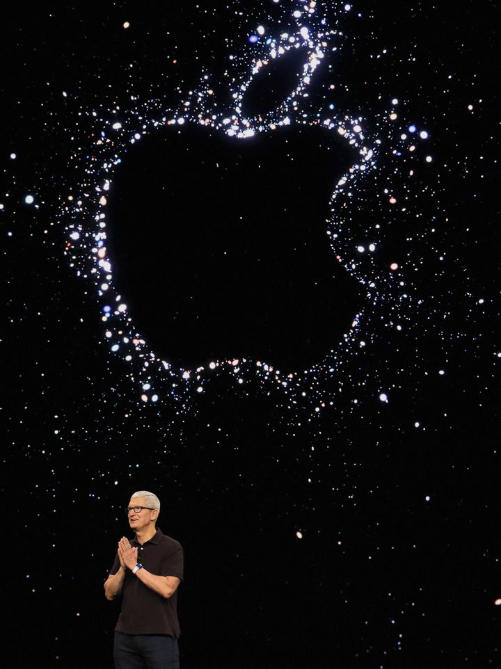Ο Διευθύνων Σύμβουλος της Apple, Τιμ Κουκ, παρουσιάζει το νέο iPhone 14 σε εκδήλωση της Apple στα κεντρικά γραφεία της στο Κουπερτίνο της Καλιφόρνια των Η.Π.Α. 7 Σεπτεμβρίου 2022.