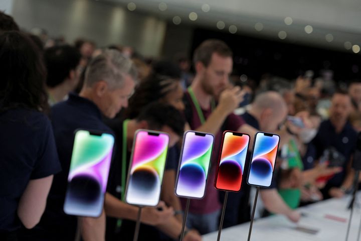 Οι καλεσμένοι βλέπουν το νέο iPhone 14 σε εκδήλωση της Apple στα κεντρικά γραφεία τους στο Κουπερτίνο της Καλιφόρνια των Η.Π.Α. 7 Σεπτεμβρίου 2022. REUTERS / Carlos Barria