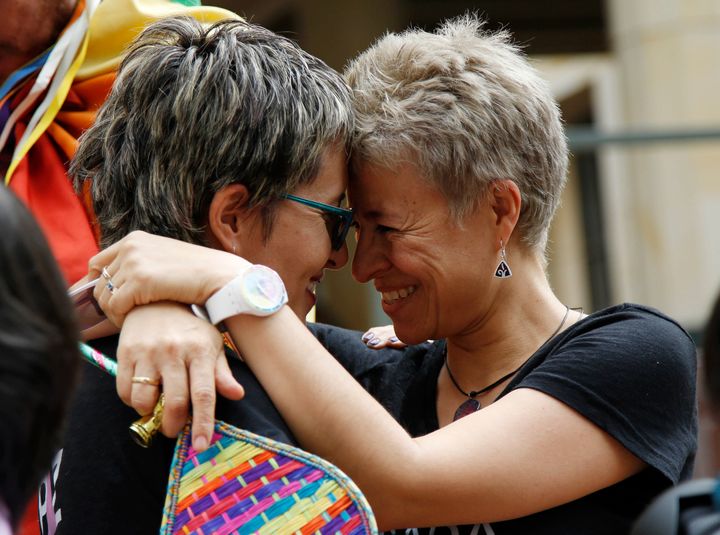 Οι ακτιβίστριες για τα δικαιώματα των LGBT Sandra Rojas, αριστερά, και η Adriana Gonzalez γιορτάζουν μια απόφαση του Συνταγματικού Δικαστηρίου να παραχωρήσει δικαιώματα γάμου σε ζευγάρια του ίδιου φύλου, μπροστά από το Μέγαρο Δικαιοσύνης στη Μπογκοτά της Κολομβίας, Πέμπτη 7 Απριλίου 2016. (AP Photo/Fernando Vergara)