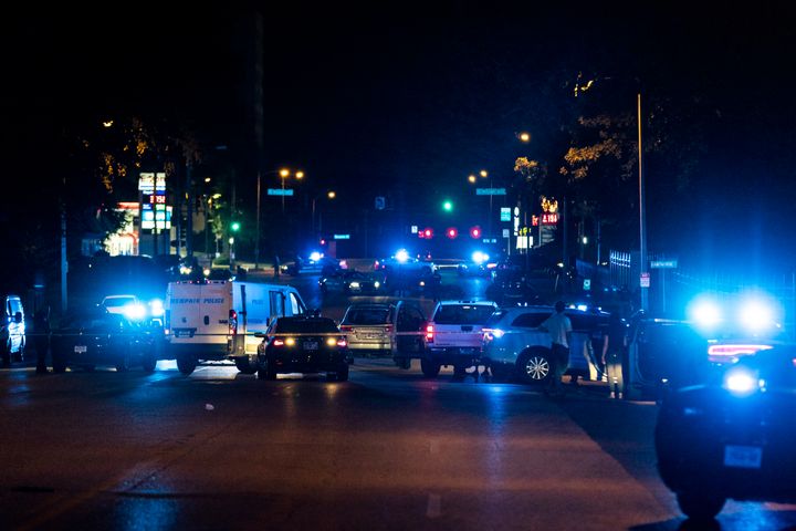 Controles policiales alrededor de uno de los escenarios de los tiroteos, en Memphis. 