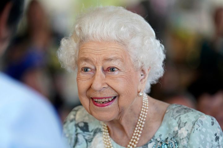 ΑΡΧΕΙΟ - Η βασίλισσα της Βρετανίας Ελισάβετ II περιμένει στο Drawing Room την Λιζ Τρας, στη Σκωτία, την Τρίτη, 6 Σεπτεμβρίου 2022, όπου η Τρας προσκλήθηκε ώστε να λάβει την εντολή για να γίνει πρωθυπουργός και να σχηματίσει νέα κυβέρνηση. Τα Ανάκτορα του Μπάκιγχαμ λένε ότι η βασίλισσα Ελισάβετ Β' βρίσκεται υπό ιατρική επίβλεψη, καθώς οι γιατροί «ανησυχούν για την υγεία της Αυτού Μεγαλειότητας». (Kirsty O'Connor/Pool Photo via AP, File)