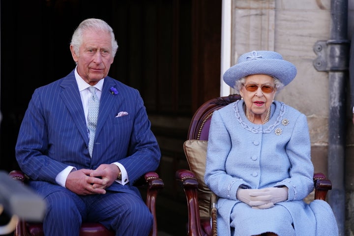 El príncipe Carlos y la reina Isabel, el pasado 30 de junio, en Edimburgo.