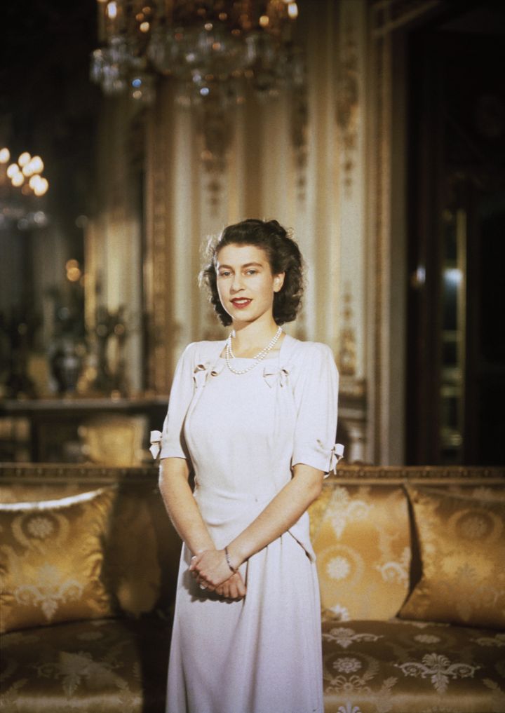 Η πριγκίπισσα Ελισάβετ, μελλοντική βασίλισσα στο παλάτι του Μπάκινχαμ κατά τη διάρκεια των αρραβώνων της με τον πρίγκιπα Φίλιππο τον Ιούλιο του 1947.