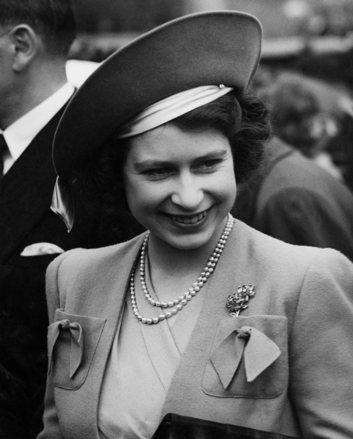 Η πριγκίπισσα Ελισάβετ (μελλοντική βασίλισσα της Αγγλίας) στις 10 Μαΐου του 1945.