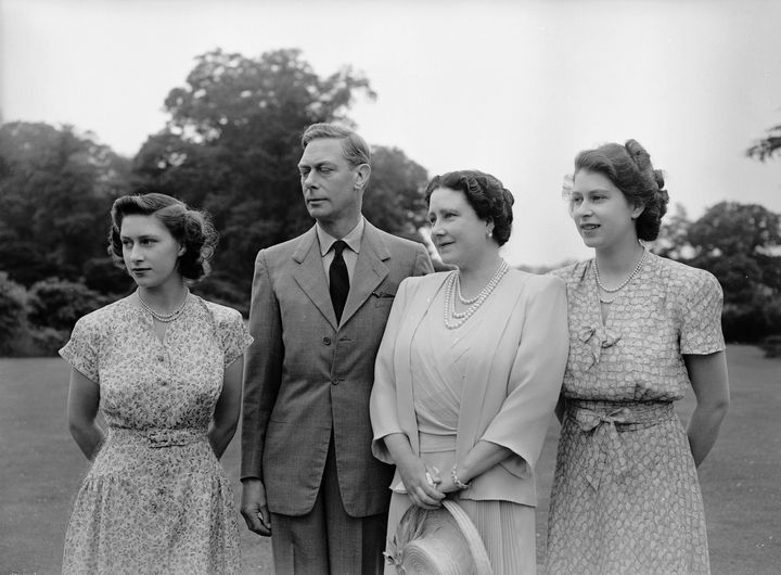 8 Ιουλίου 1946: Ο βασιλιάς Γεώργιος VI (1895 - 1952) και η σύζυγός του, Ελισάβετ με τις κόρες τους, πριγκίπισσα Μαργαρίτα (1930 - 2002) (αριστερά) και πριγκίπισσα Ελισάβετ (1926 - 2022) (δεξιά).