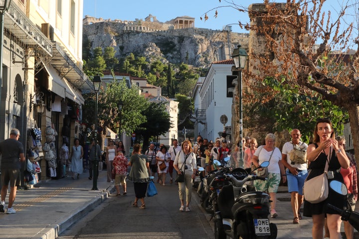 ΤΟΥΡΙΣΤΕΣ ΣΤΗ ΠΛΑΚΑ ΚΑΙ ΣΤΟ ΜΟΝΑΣΤΗΡΑΚΙ (ΓΙΑΝΝΗΣ ΠΑΝΑΓΟΠΟΥΛΟΣ/ EUROKINISSI)