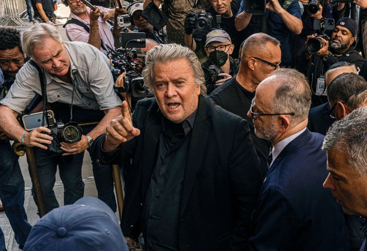 Steve Bannon, exasesor ultraderechista de Trump, se entrega a la Fiscalía de Nueva York | El HuffPost Internacional