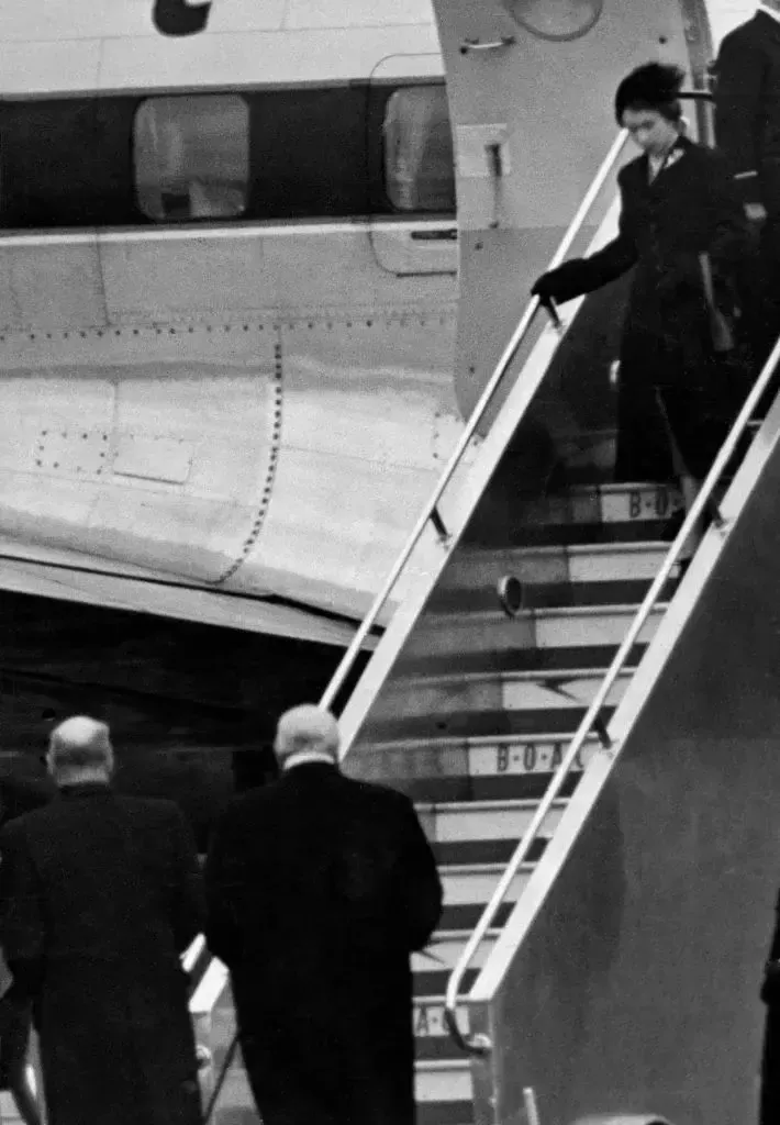 Isabel II pisa suelo británico por primera vez tras la muerte de su padre. Al pie de la escalerilla del avión la esperan Clement Attlee y el entonces primer ministro Winston Churchill.
